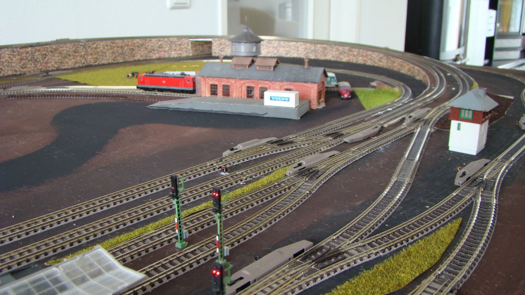 Aufbau Anlage 2 mit Rollmaterial, Ausfahrt Hauptbahnhof.