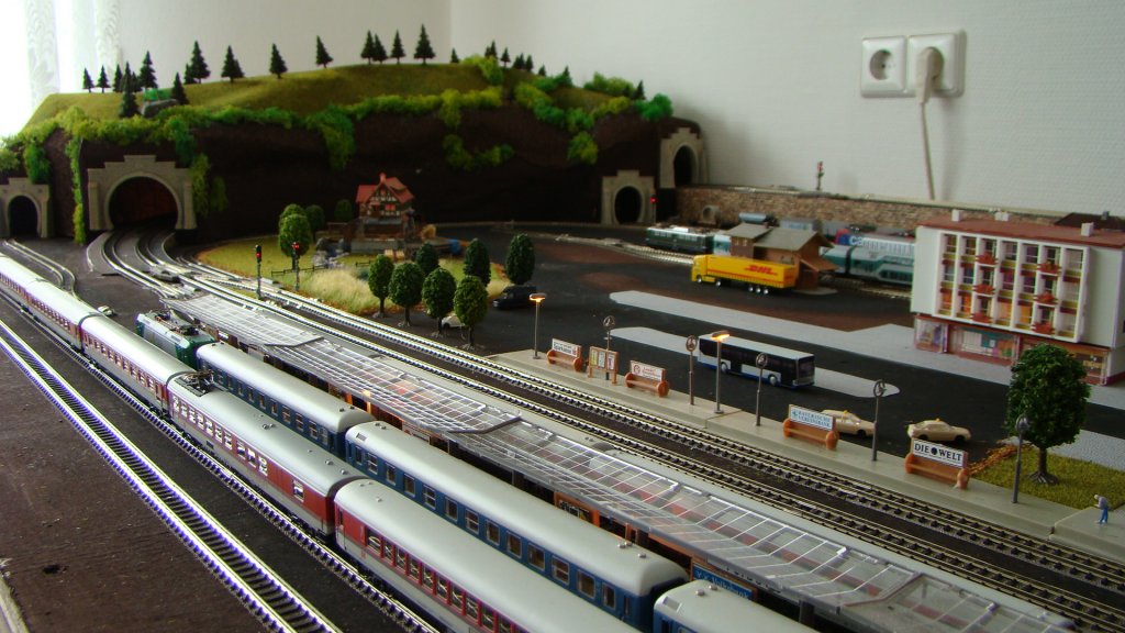 Aufbau Anlage 2 mit Rollmaterial, Bahnsteige Hauptbahnhof.