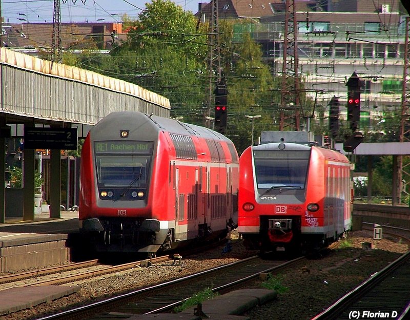 Aufeinandertreffen zwischen einem 425 und einem 765.5 Steuerwagen der als RE1 (10118) auf dem Weg nach Aachen ist. Essen Hbf Mitte Sommer 2008.
Bild aus dem Archiv