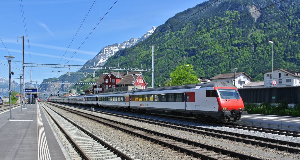 Auffahrt-Entlastungszug 2012: IR 30267 Zrich-Gschenen bei Durchfahrt in Altdorf. Der Zug bestand aus einem EWIV Pendel, welcher noch mit einem 3-teiligem Modul verstrkt wurde. Das spezielle am Modul ist, dass ein D ex. SNCF (Gepckwagen, fr den Veloselbstverlad) eingereiht ist. Dies ist ein usserst seltener Einsatz eines Pendelzuges am Gotthard, 17.05.2012.