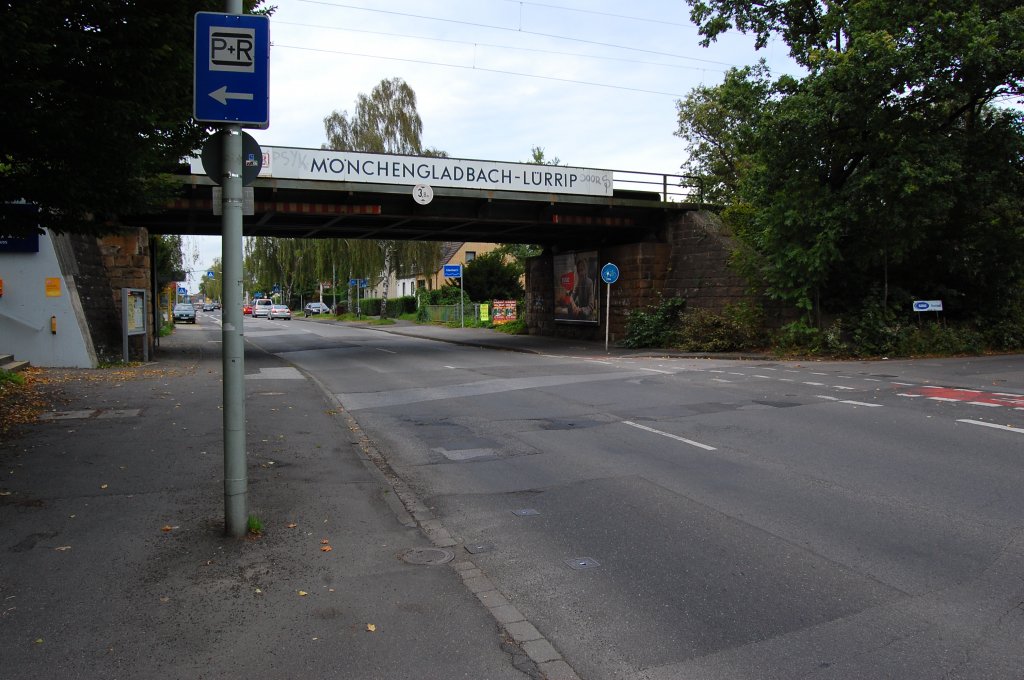 Aufgang links! Unbersehbar der Hinweis an der Brcke ber die Volksbadstrae, das hier die S-Bahnhaltestelle Mnchengladbach Lrrip ist.
Foto 19.9.2010