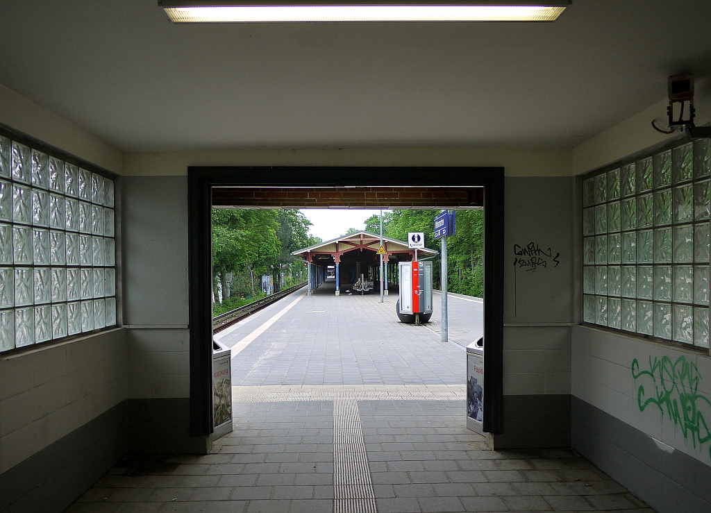 Aufgang zum S-Bahnhof  Othmarschen : 30er-Jahre-Architektur des vorigen Jahrhunderts trifft auf Fossile vom Beginn des Hamburger Vorortverkehrs. 20.5.2013  