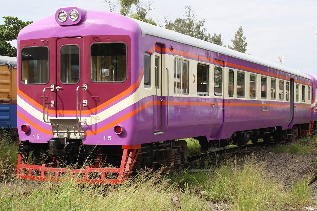 Aufgearbeitet und im neuem Design lackiert zeigt sich der พซข.15 (พซข. = BTD/Bogie Trailer Diesel Railcar With Driving Cab, Hitachi, Bauj. 1967) am 13.Juni 2011 im Depot Nakhon Ratchasima.