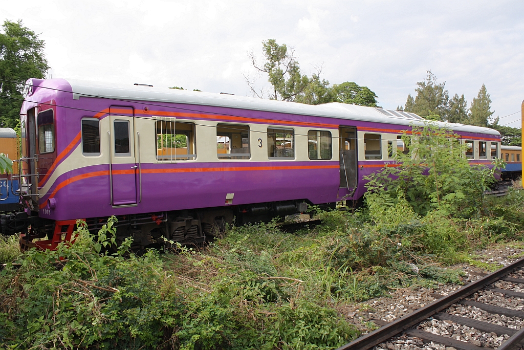 Aufgearbeitet und im neuem Design lackiert zeigt sich der กซข.1018 (กซข. = BPD/Bogie Power Diesel Railcar With Driving Cab, Hitachi, Bauj. 1967) am 13.Juni 2011 im Depot Nakhon Ratchasima.