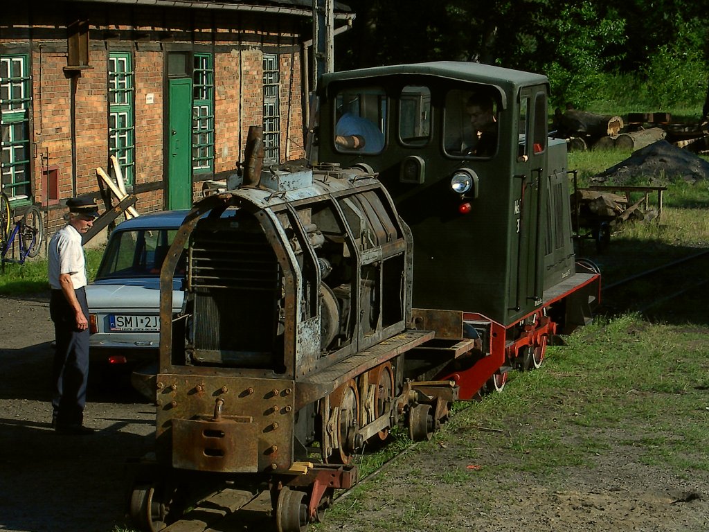 Aufgebockt wird in Rauden (Rudy) eine noch nicht instandgesetzte Kleindiesllok angekoppelt, Sommer 2012.