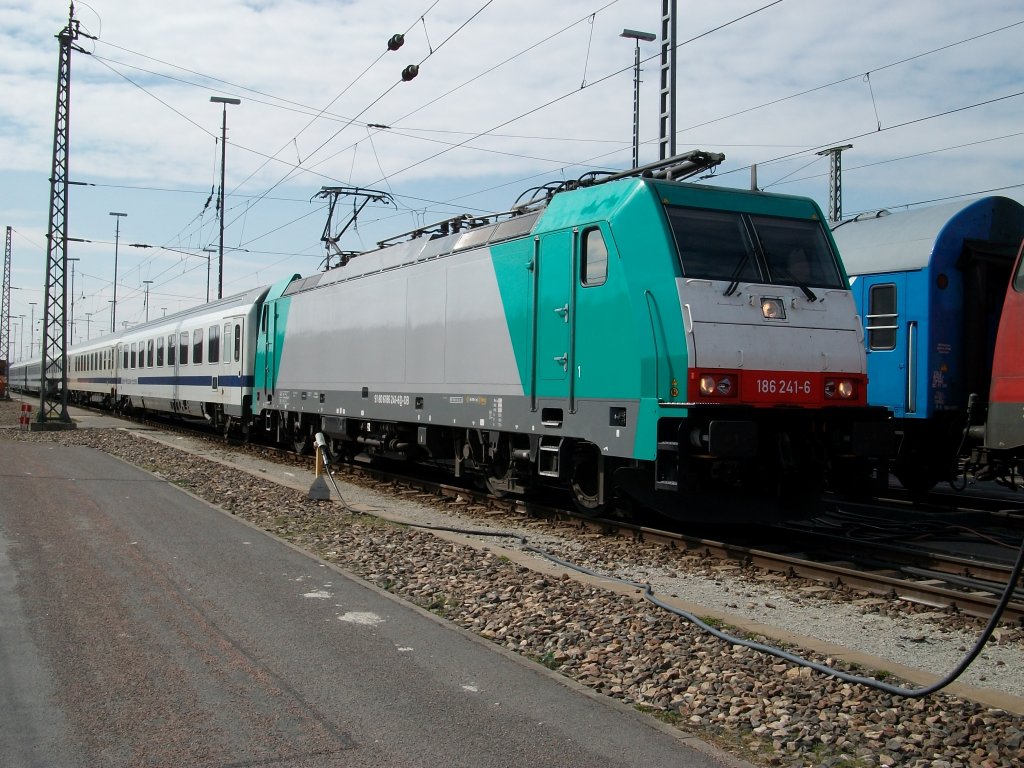 Aufgebgelt stand am 03.April 2010 186 241 mit dem Berlin-Warschau-Express im Abstellbahnhof Berlin Grunewald.