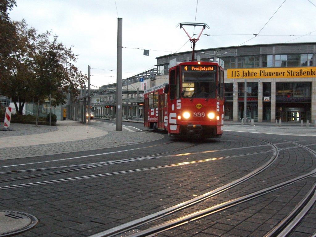 Aufgenommen am 26.09.2009 am Tunnel. Der TW 220 fhrt als Linie 4 nach Preielphl.