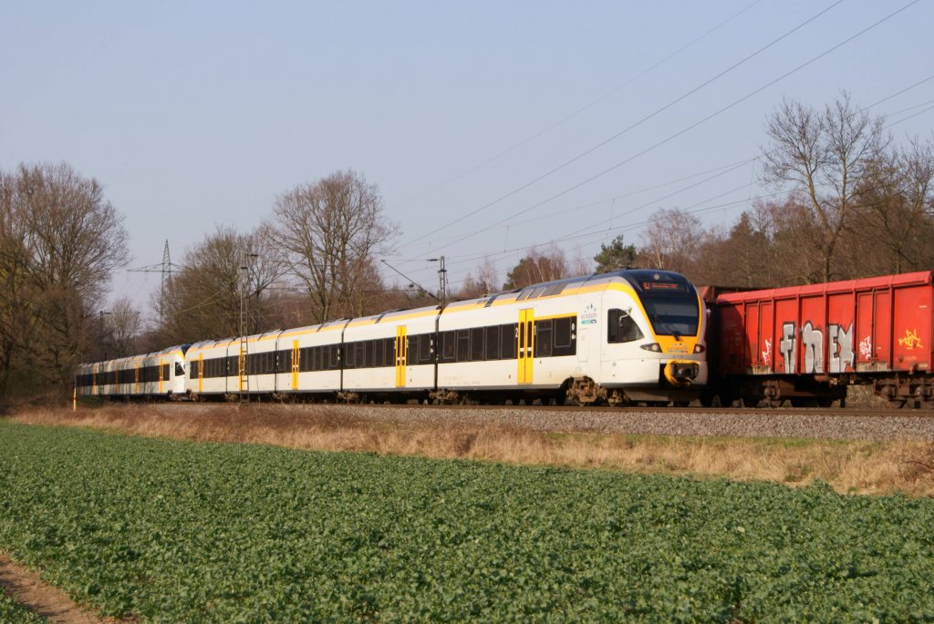Aufgrund von Bauarbeiten auf der Strecke zwischen D�sseldorf und Duisburg fuhren einige Z�ge �ber die G�terzugstrecke. So auch diese beiden Flirts der eurobahn als RE 3 nach D�sseldorf Hbf (Ratingen, 23.03.2012)
