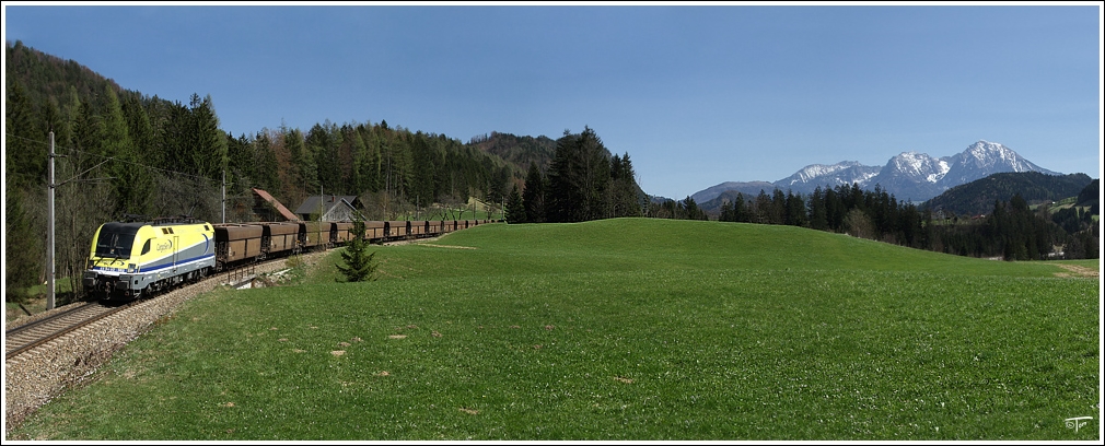 Aufgrund von Bauarbeiten war die Kronprinz Rudolfs Bahn im Bereich Kleinreifling-Hieflau gesperrt.Dadurch wurden einige Zge ber das Gesuse und die Phyrnbahn umgeleitet wie auch dieser Zug mit  ES 64 U2 -082 Cargoserv und SLGAG 61018 von Eisenerz nach Linz Stahlwerke. 
10.4.2011
