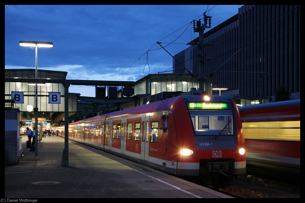 Aufgrund der Bauarbeiten zu Talkessel 21 wendete am 08. August 2010 der 423 505 im Kopfbahnhof. 423
