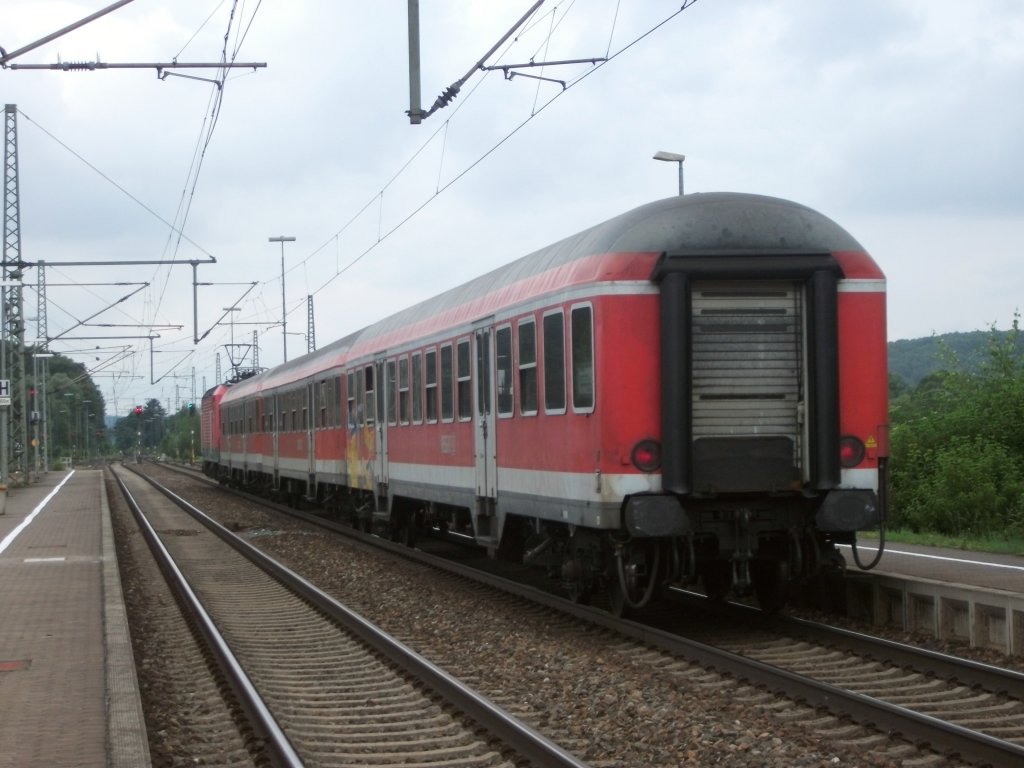 Aufgrund des Ausgefallenen Steuerwagens verlsst die RB nach Bamberg mit ziehender Lok den Banhof Hochstadt-Marktzeuln am 14.Juni 2011.