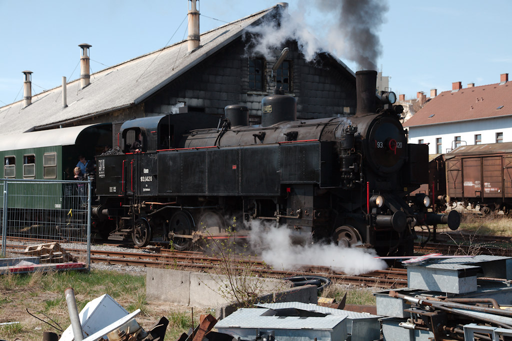 Aufgrund des groen Interesses an dieser Sonderzugfahrt von Mistelbach Lokalbahn nach Dobermannsdorf wurden zustzliche zwei wei-blaue Spantenwagen mitgenommen. Nach dem Abholen der Waggons fhrt der Weg am Heizhaus Mistelbach Lokalbahn vorbei. [09.04.2012]