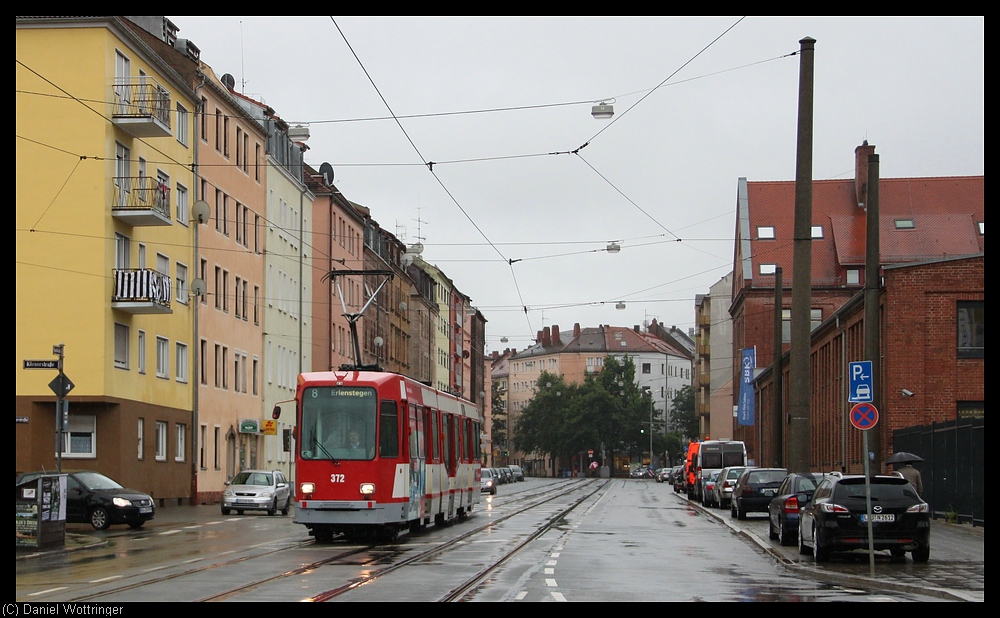Aufgrund des Totalausfalles der N�rnberger Variobahnen ist es vier Fahrzeugen vom Typ N8S nochmal verg�nnt, im Planverkehr auszuhelfen. So konnte ich den N-Wagen nochmal einen kleinen Besuch abstatten und hatte am 06. August diesen Jahres die M�glichkeit, den Triebwagen 372 auf der Linie 8 in Richtung Erlenstegen zu fotografieren.