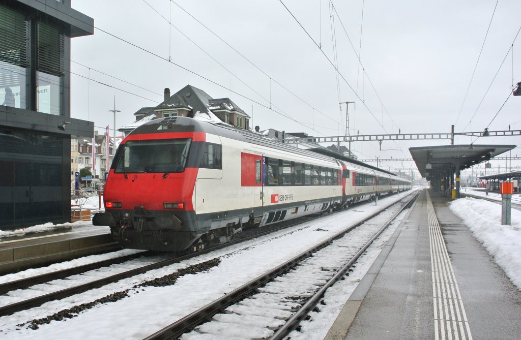 Aufgrund eines Defekts des Steuerwagens des Stammpendels (50 85 28-94 935-9), musste ein 2. Steuerwagen als Ersatz angehngt werden. Im Bild ist der (geschlossene) Bt IC 50 85 28-94 950-8 am Schluss des IR 2121 in Solothurng, 16.12.2012. 

 