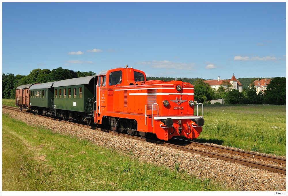 Aufgrund eines fehlenden Einstellvertrages kommt es heuer leider nur zu sehr eingeschrnktem Fahrbetrieb der Dieselnostalgie im Kamptal. Die erste Ausfahrt (Hadersdorf a.Kamp - Sigmundsherberg & zurck) fand am 27.6. mit 2067.12 und zwei Spanten- sowie einem Gterwagen statt. Fr meine Dokumentation dieser Fahrt whlte ich den Retourzug am Nachmittag aus (SR19664), da dieser herrlich im Licht fhrt. Mein erstes Bild entstand bei Breiteneich b.Horn; 27.6.2010.