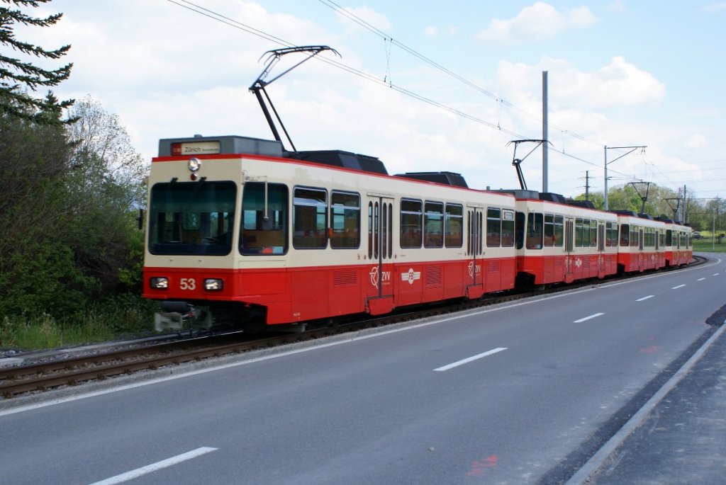 Aufgrund eines Stundentenlaufs um Zrich verkehrten die Zge der Forchbahn am 8.5.10  Viertelstundentakt und in maximaler Lnge. Auf dem Bild fhrt ein Zug mit dem Be 4/4 53 an der Spitze von Emmat Richtung Langwies.