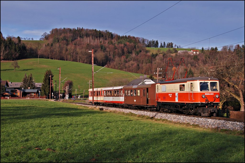 Aufgrund eines untauglichen ET 4090 musste beim R 6813 am 27.12.2012 wieder auf 1099 + Klassen zur�ckgegriffen werden. Es war die 1099 001, die mit diesem Zug mit etwa 5 Minuten Versp�tung durch Mainburg f�hrt. 