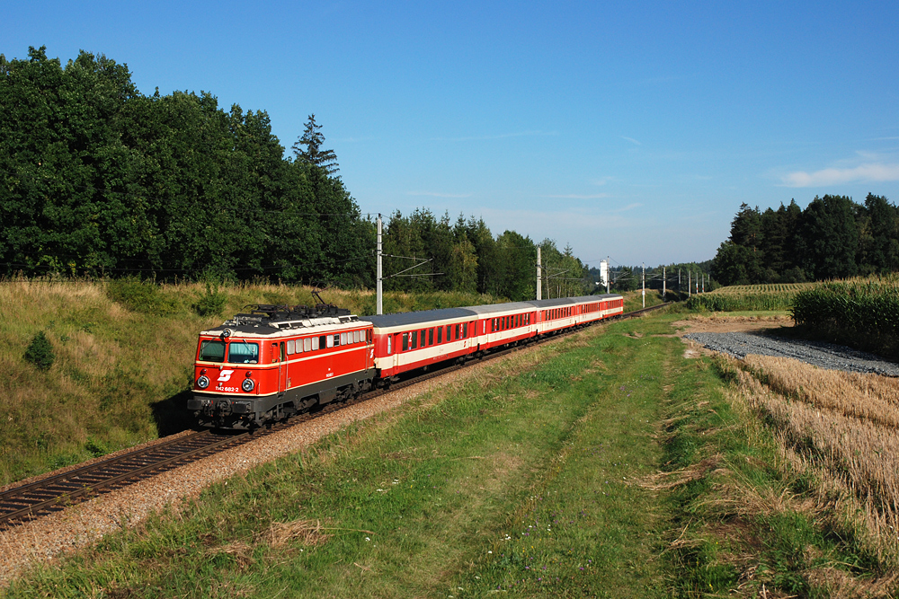 Aufgrund eines Wagenengpasses wurde der REX 2112  Waldviertel-Bote  im August 2008 fr einige Tage mit Schlieren gefhrt. Am 12.08.2008 war auerdem die blutorange 1142 682 fr diesen Zug eingeteilt. War also eine Pflichtexkursion ins Waldviertel. Die Aufnahme entstand kurz nach Htzeldorf-Geras.