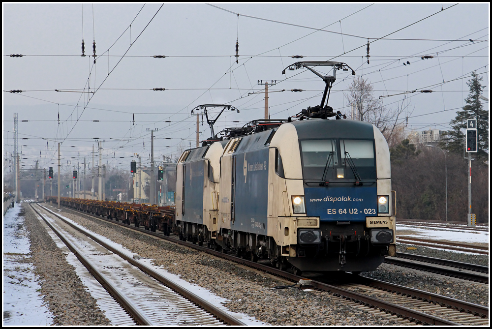 Aufgrund der Entgleisung des Gterzuges DG 55062 in Ebenfurth musste TEC 43623 (Bratislava - Spielfeld) ber die Sdbahn umgeleitet werden.
Aufgenommen wurden ES64U2 023 und ES64U2 022 im Bahnhof Bad Vslau.