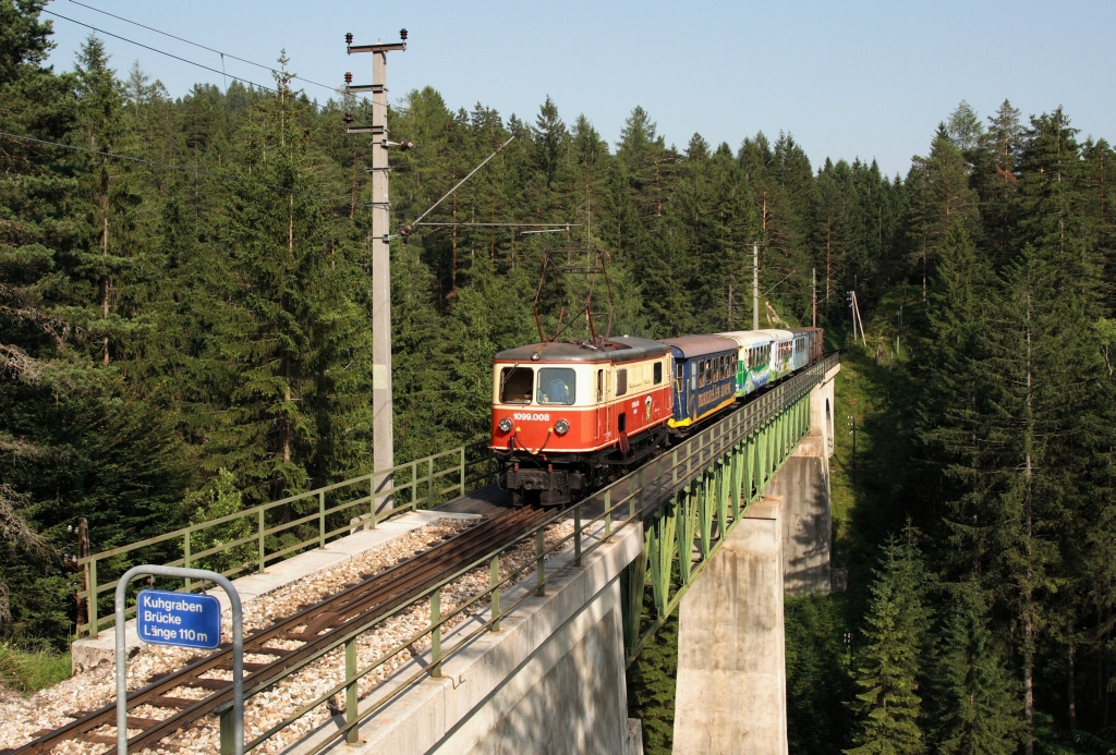 Aufgrund grberer Holzschlgerungsarbeiten ist die allseits bekannte Kuhgrabenbrcke nahe Erlaufklause nachmittags auch von der nrdlichen Seite umsetzbar. Der REX 6814  Dirndltaler  mit 1099.008, am Wochenende immer mit 1099 und der bunten Garnitur vom 6805, fhrt dort passenderweise auch recht gut im Licht! 01.07.2012