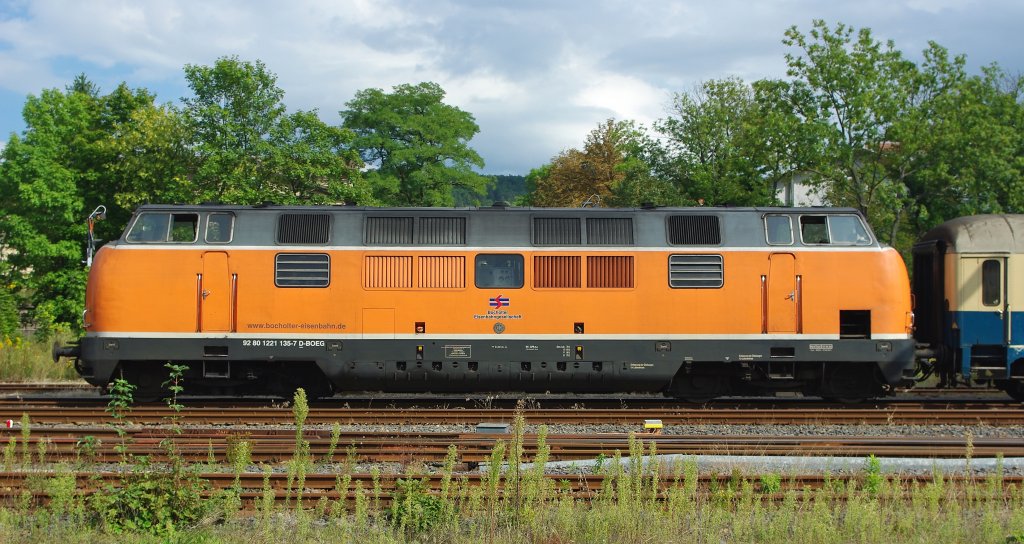 Aufgrund der herrlichen Abstell-Position der 221 135-7 lie sich auch in aller Ruhe ein Seiten-Portrait anfertigen. Aufgenommen am 04.09.2010 in Meiningen.