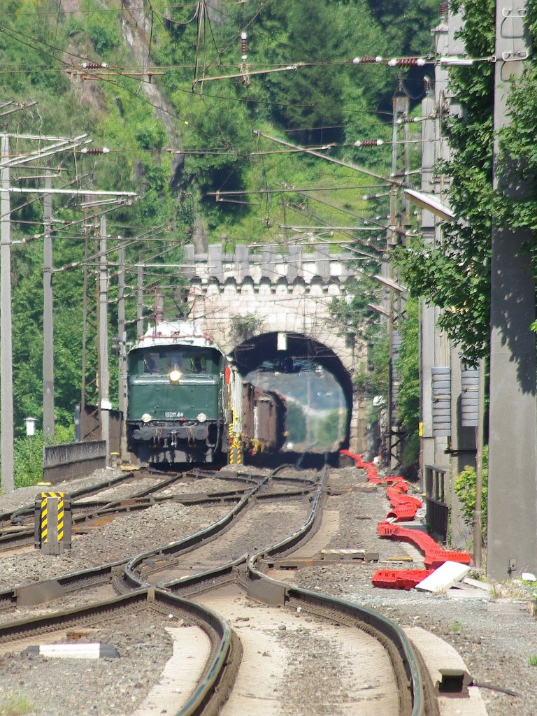 Aufgrund mangelhafter Vorabinformationen verpassten wir leider das groe E94-Treffen in Fr3eilassing... trotzdem konnte im Urlaub ein Krokodil gesichtet werden. 1020.44 mit einer Gz-Leistung in Richtung Sden in Brixlegg. Aufgenommen am 13.07.2010.