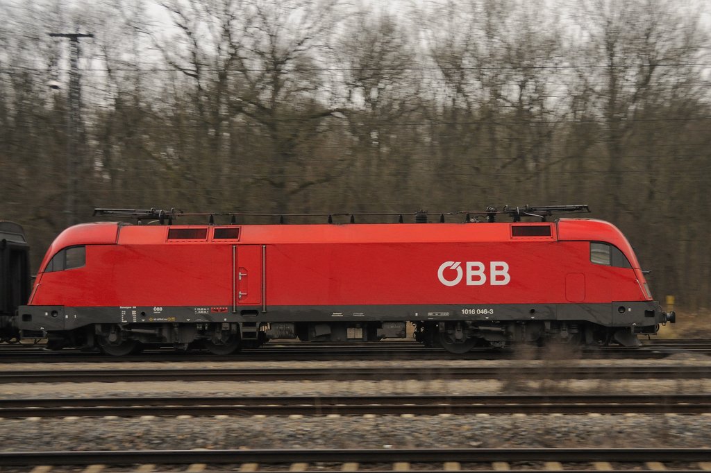 Aufgrund nicht kompatibler Steuerungsleitungen und Software lief 1016 046-3 am Zugschlu� von EC 113 (Frankfurt/Main - Klagenfurt) kalt mit. 120 144-1 mu�te also allein arbeiten. (KBS 980, zwischen G�nzburg/Donau und Neuoffingen, 30.11.2009).