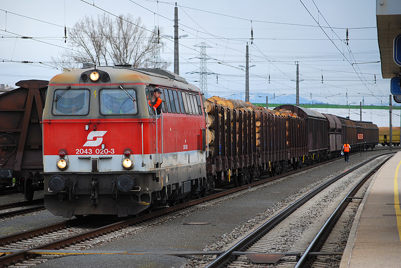 Aufgrund von Schulungsfahrten auf der Baureihe 2043 wurde am 30.3.2010 die 2043 020 in den planmssigen 2016 Verschubgterzugumlauf 75933/75936 Linz-Kremsmnster-Kirchdorf/Krems-Micheldorf-Linz eingereiht. Auf dem Bild ist der 75936 bei seinem Aufenthalt in Linz-Wegscheid zu sehen.