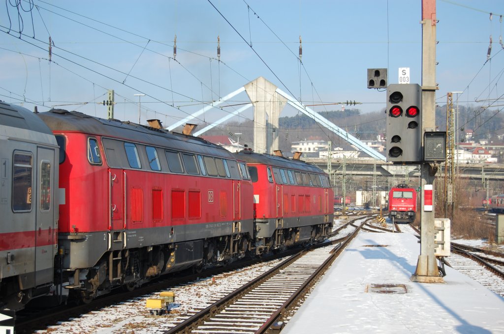 Aufgrund von starkem Gegenlicht war am 7.1.2010 im Ulmer Hauptbahnhof leider keine Frontaufnahme des 218-Doppels vor IC 2012 mglich. Trotzdem hielt ich die beiden Bundesbahndiesel bei der Ausfahrt im Bilde fest...