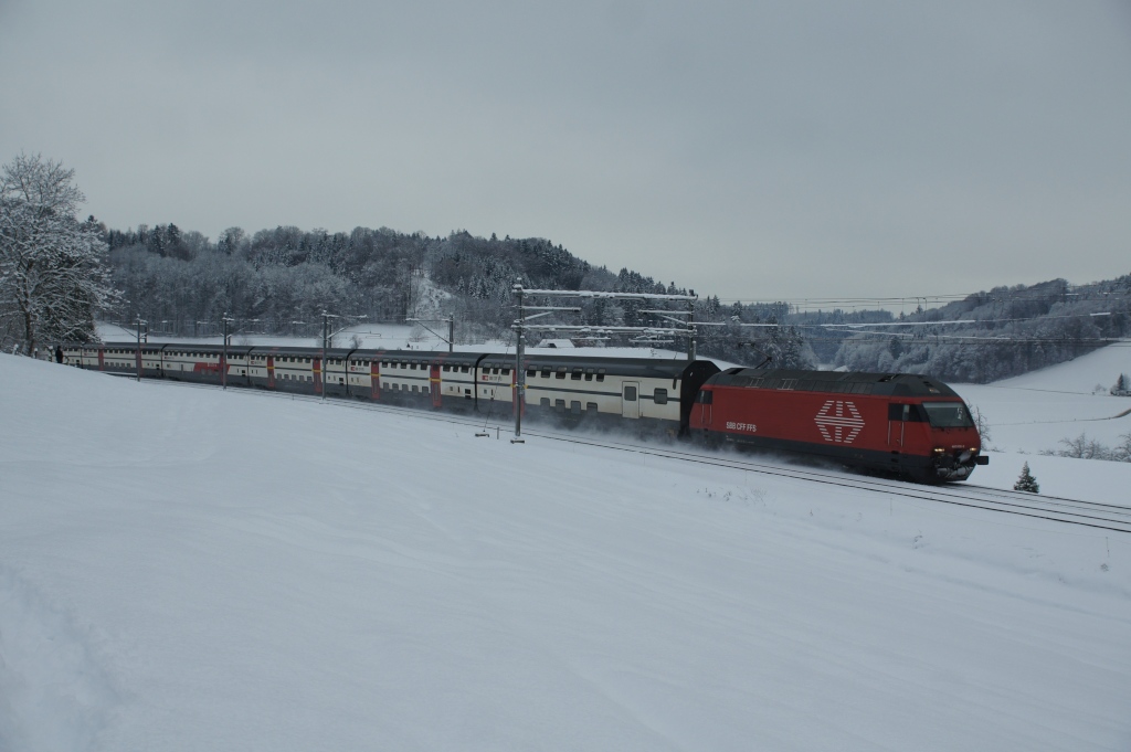 Aufgrund einer Strung auf der NBS wurden diverse Intercity-Zge ber die Stammstrecke umgeleitet. Auf dem Bild zu sehen ist die Re 460 000-3 mit dem IC 821 bei Burgdorf. (8.12.2012)