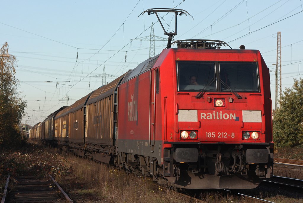Aufgrund einer Streckensprrung musste die 185 212 am 4.11.11 in Ratingen-Lintorf einen etwa 45 Min�tigen Halt einlegen.
Sch�nen Gru� an den netten Tf!