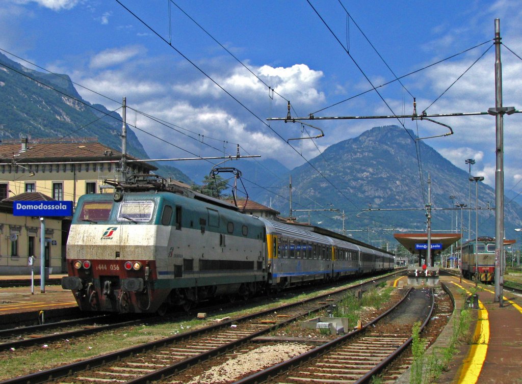 Aufgrund der verzgerten Inbetriebsetzung der neuen ETR 610 Neigezge mussten im Fahrplanjahr 2009 diverse Cisalpini mit konventionellem Rollmaterial gefhrt werden. So auch CIS 125  Lemano  (Genve-Milano Centrale), hier nach vollzogenem Lokwechsel mit E 444 056 im Bahnhof Domodossola. (27.Juli 2009)