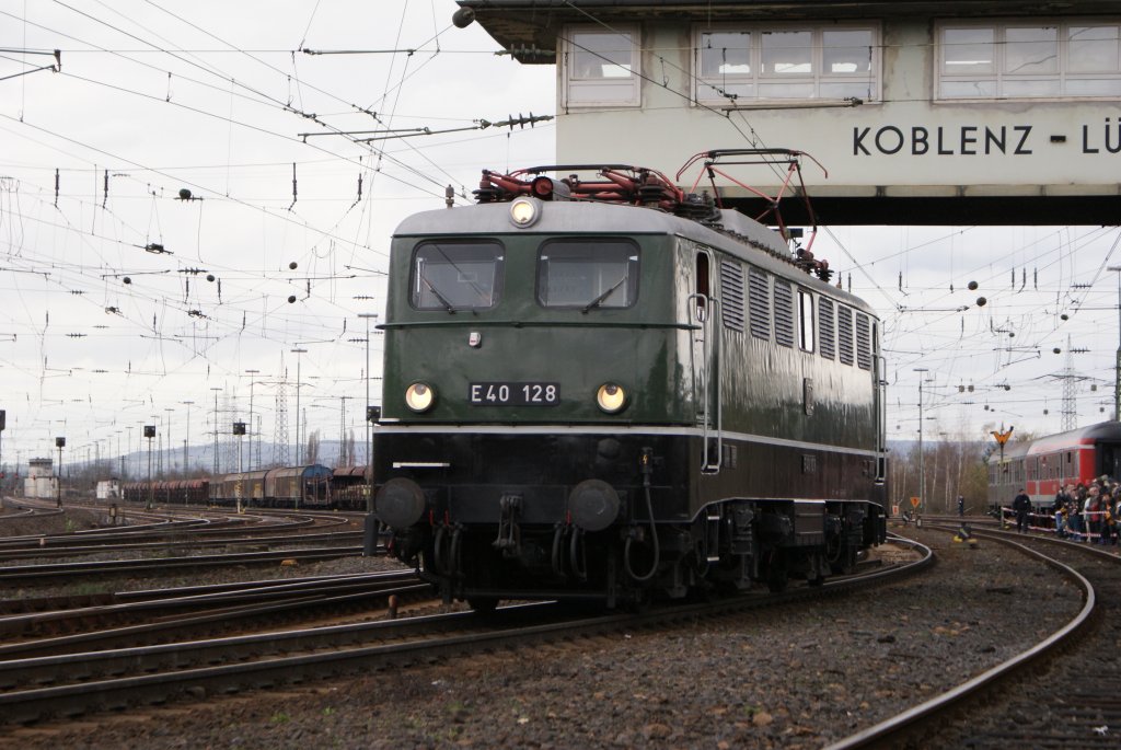 Aufgrund der vielen Rangierarbeiten verzgerte sich der Anfang der Lokparade um wenige Minuten.Damit man sich nicht langweilte, wurde etwas Musik gespielt, ein wenig was erzht und es kam schonmal eine Lok vorbei.Unzwar die E 40 128.Sie stand dann whrend der ganzen Lokparade auf dem Ablaufberg...Koblenz Ltzel, 03.04.2010 , 14:02 Uhr
