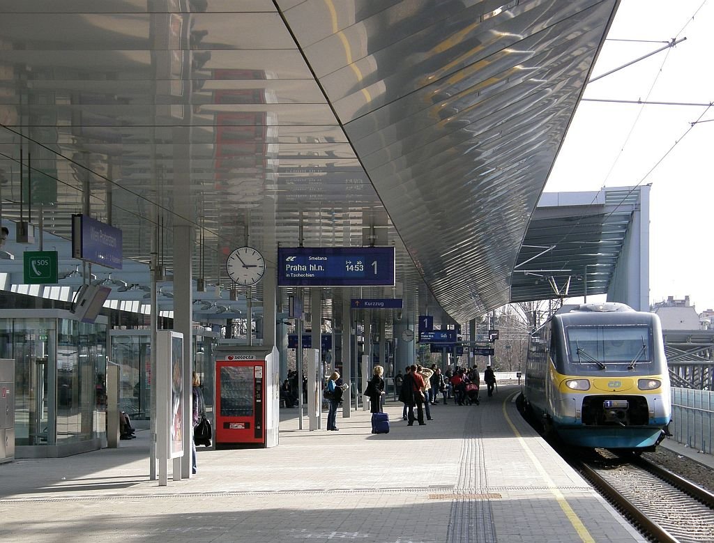 Aufgrund der Vorbereitungen fr die Erneuerung der Eisenbahnbrcke ber die Gudrunstrae werden derzeit alle Fernverkehrszge der Nordbahn ber die S-Bahn Stammstrecke umgeleitet. Hier EC 72  Smetana  bei der Einfahrt in Wien Praterstern. 23.3.10