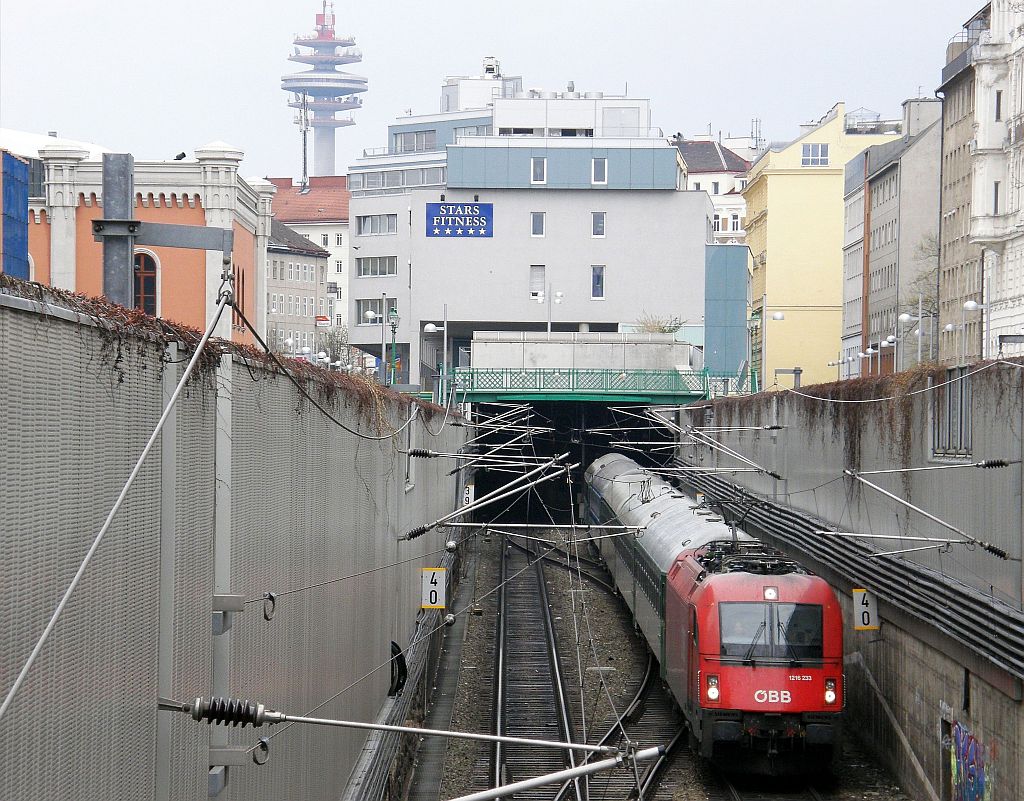 Aufgrund der Vorbereitungen fr die Erneuerung der Eisenbahnbrcke ber die Gudrunstrae werdern derzeit alle Fernverkehrszge der Nordbahn ber die S-Bahn Stammstrecke umgeleitet. Hier 1216 233 mit EC 74 Richtung Prag kurz nach der Durchfahrt in Wien Rennweg. 5.4.10