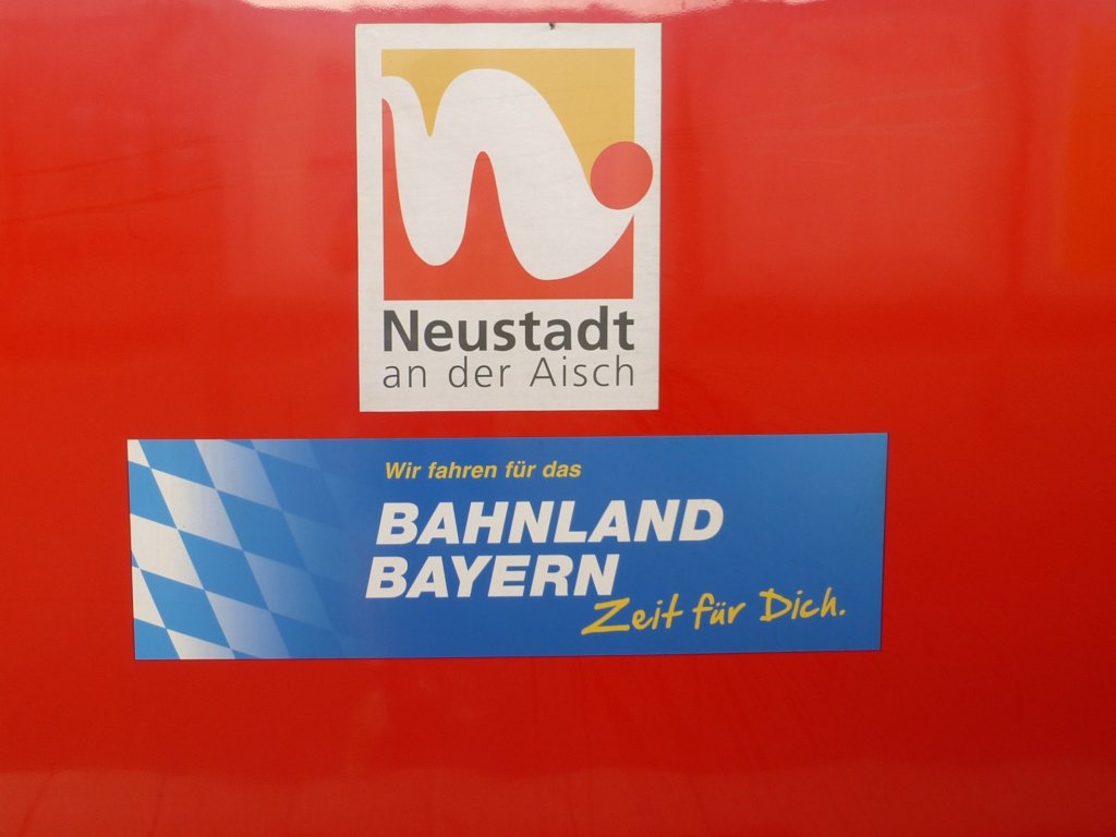 Aufkleber an einer 440 mit dem Namen  Neustadt an der Aisch  und der Bahnland-Bayern Aufkleber, 23.Juni 2013.