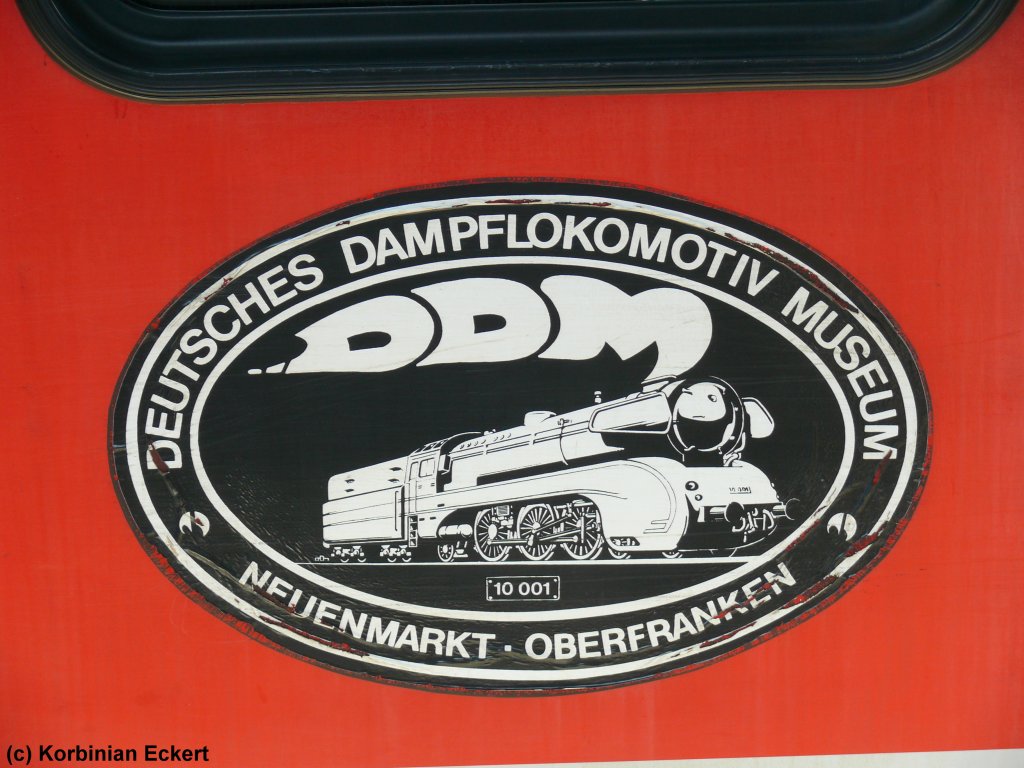 Aufkleber auf einer Br 628 mit dem Deutschen Dampflokomotivmuseum in Neuenmarkt, 8.4.2010 (Aufgenommen in Regensburg)