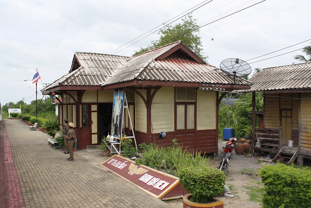 Aufnahmsgeb�ude des Bf. Bang Khem, Blickrichtung Ban Thung Pho Junction, am 03.Juni 2012. 


