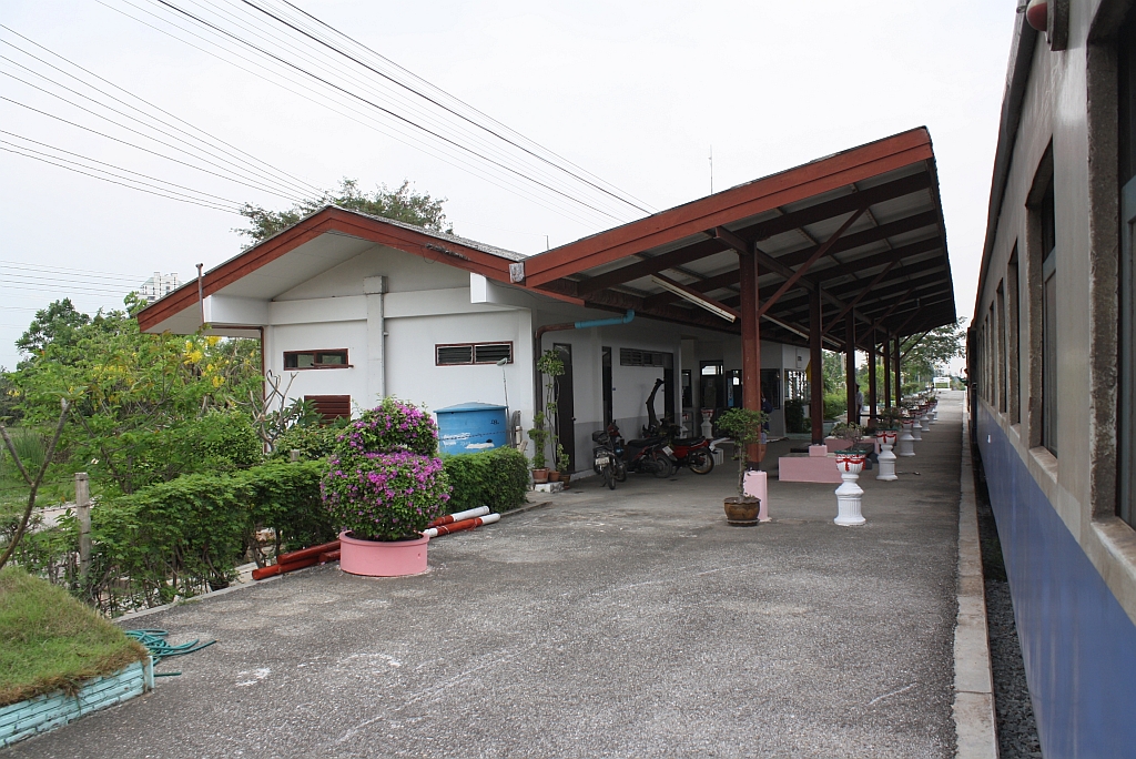 Aufnahmsgebude des Bf. Bang Phra am 17.Mrz 2011.