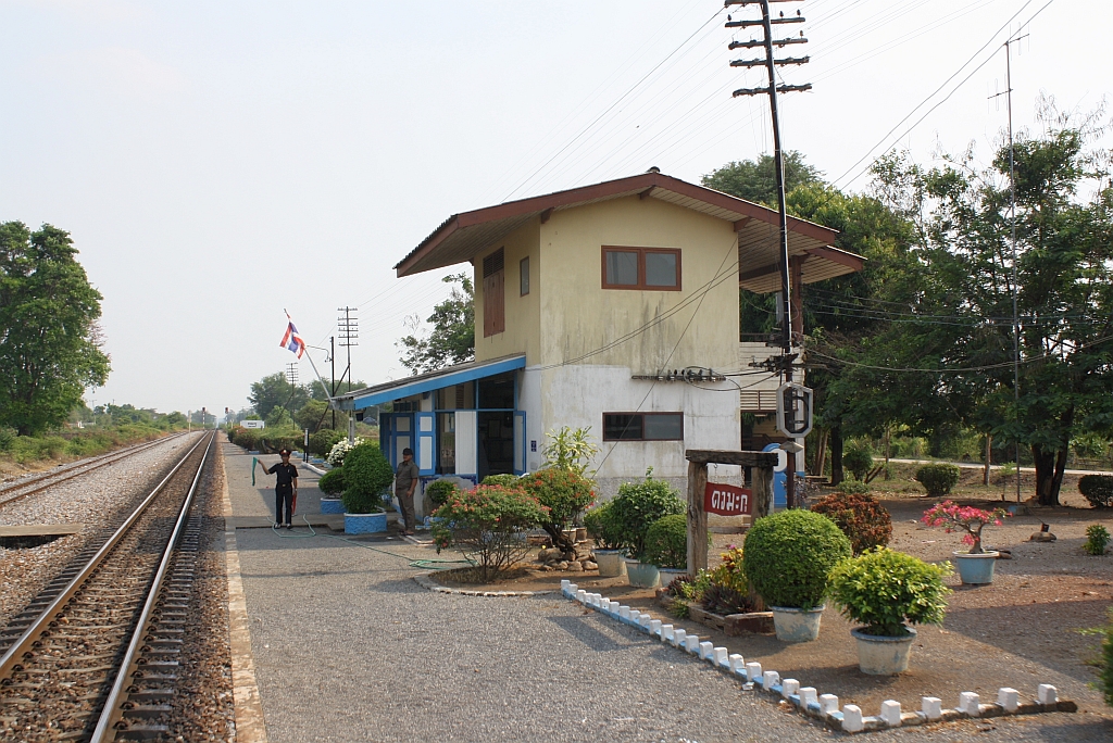 Aufnahmsgeb�ude des Bf. Dong Maku, Blickrichtung Bangkok, am 13.M�rz 2012. 

