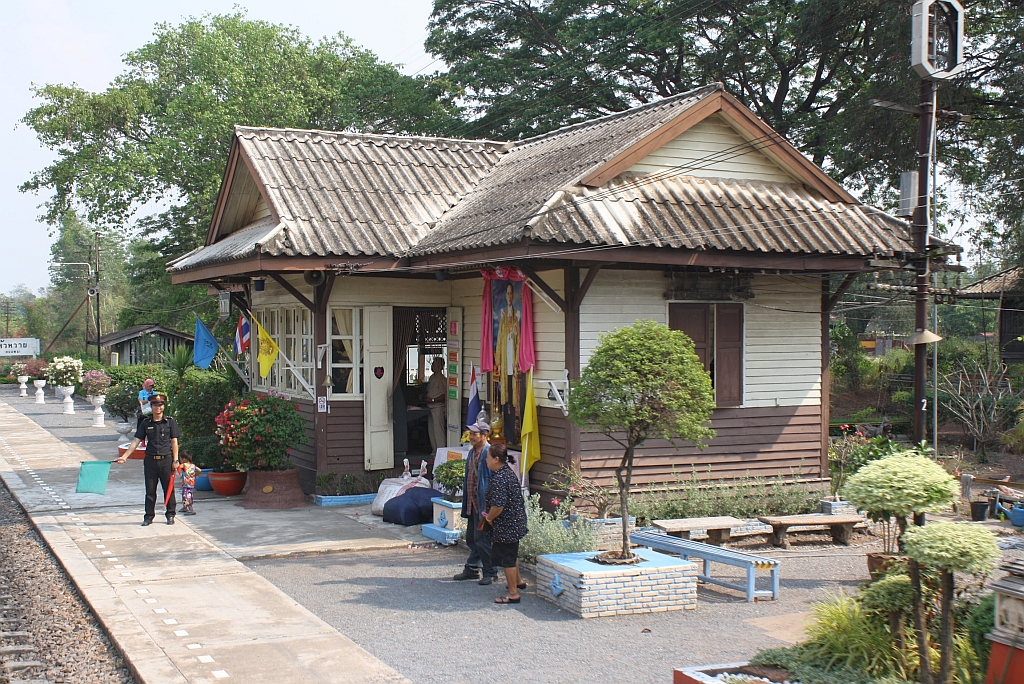 Aufnahmsgeb�ude des Bf. Hua Wai, Blickrichtung Bangkok, am 13.M�rz 2012. 

