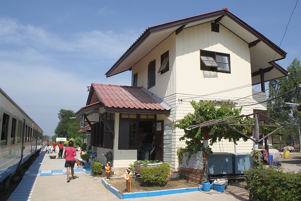 Aufnahmsgebude des Bf. Kaeng Sue Ten am 05.Dezember 2010.