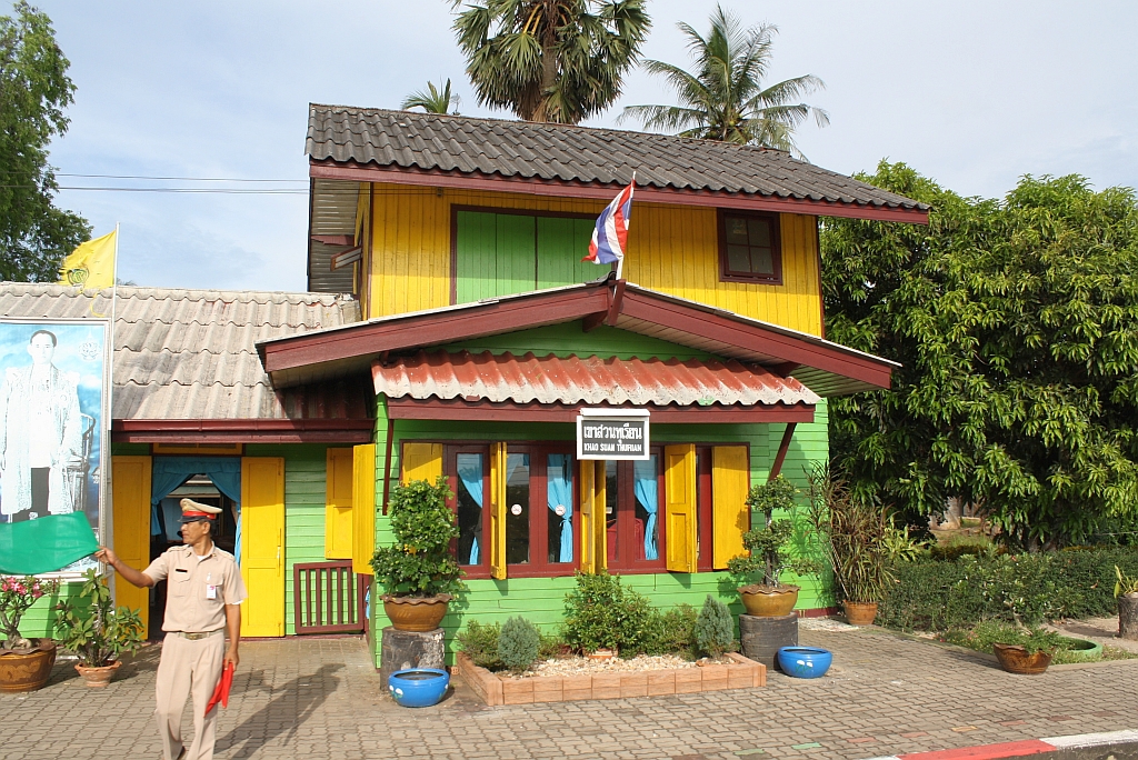 Aufnahmsgebude des Bf. Khao Suan Thurien am 17.Mai 2013. 
