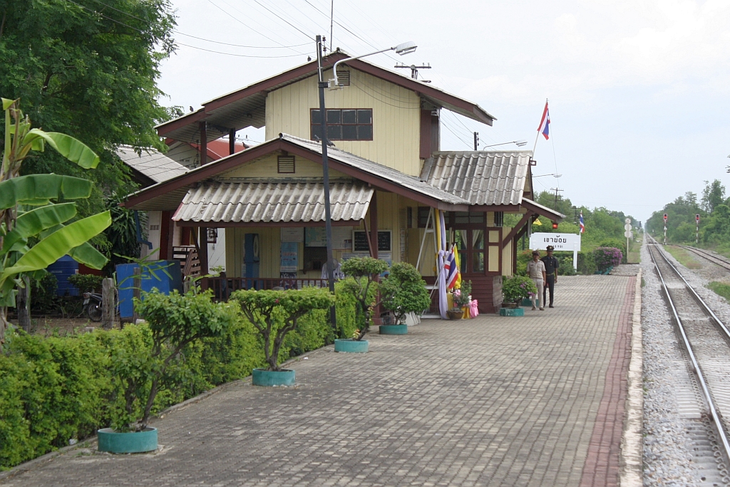 Aufnahmsgeb�ude des Bf. Khao Yoi, Blickrichtung Bangkok, am 03.Juni 2012. 

