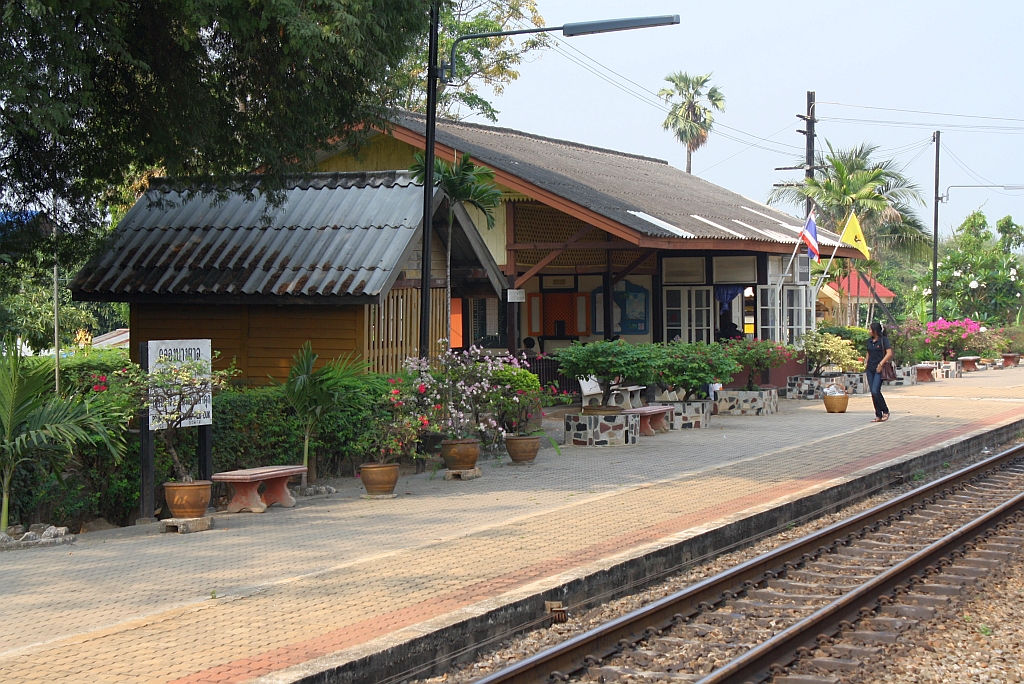 Aufnahmsgebude des Bf. Khlong Bang Tan am 13.Mrz 2011.

