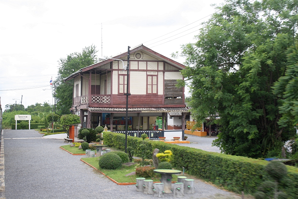 Aufnahmsgebude des Bf. Khok Kruat in Blickrichtung Nakhon Ratchasima, am 13.Juni 2011. 

