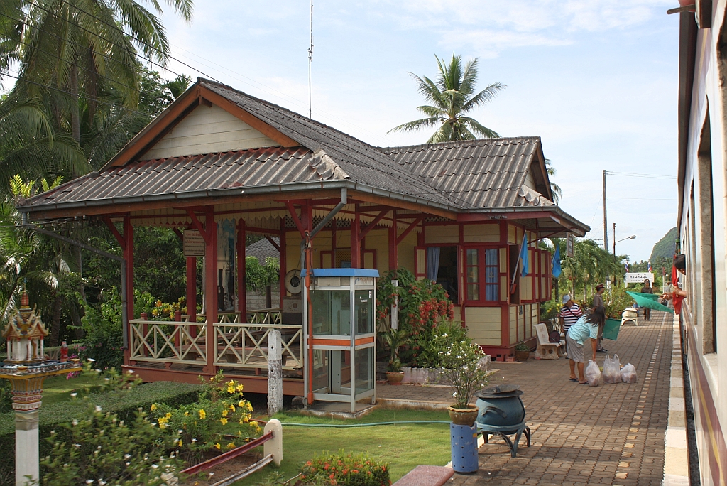 Aufnahmsgebude des Bf. Khuan Hin Mui, Blickrichtung Nong Pla Duk Junction, am 17.Mai 2013. 

