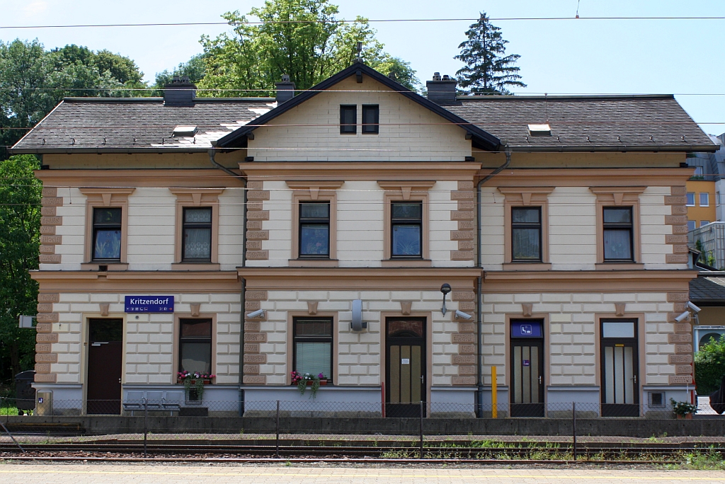 Aufnahmsgebude des Bf. Kritzendorf am 23.Juni 2012. Kein Personal fr die Fahrgste mehr, dafr aber jede Menge Kameras. Am selben Tag waren auf dieser sogenannten Selbstbedienungsstrecke auch noch die Fahrkartenautomaten schadhaft. 


