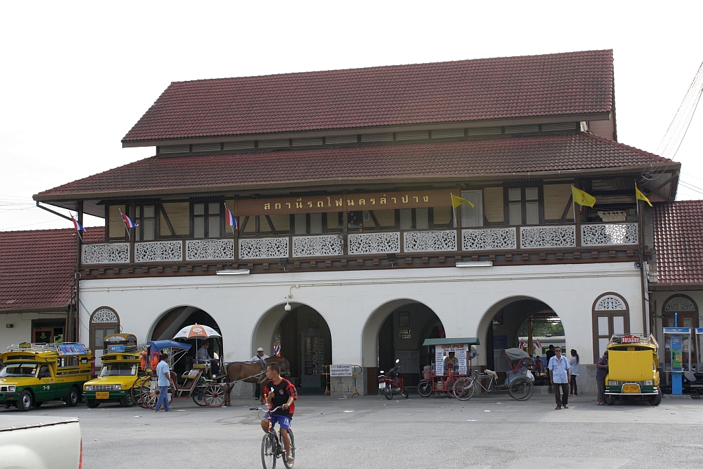 Aufnahmsgeb�ude des Bf. Nakhon Lampang, strassenseitige Ansicht am 08.J�nner 2011.