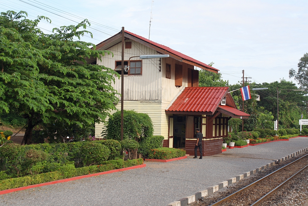 Aufnahmsgebude des Bf. Nong Khon Kwang, Blickrichtung Udon Thani am 18.Juni 2011.

